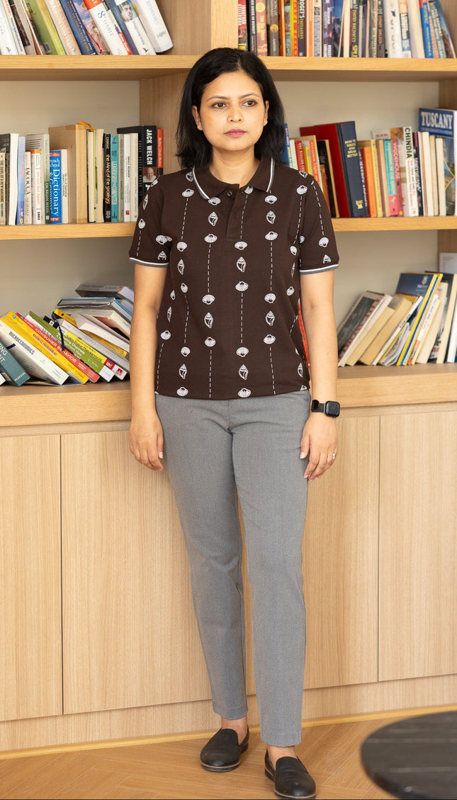 Woman standing in front of a bookshelf filled with books