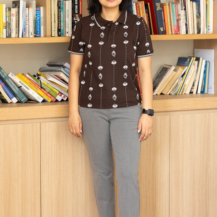 Woman standing in front of a bookshelf filled with books